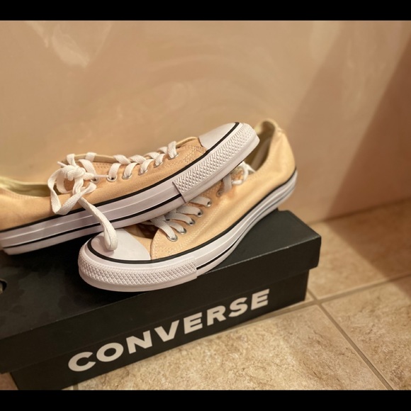 Converses - Picture 1 of 2